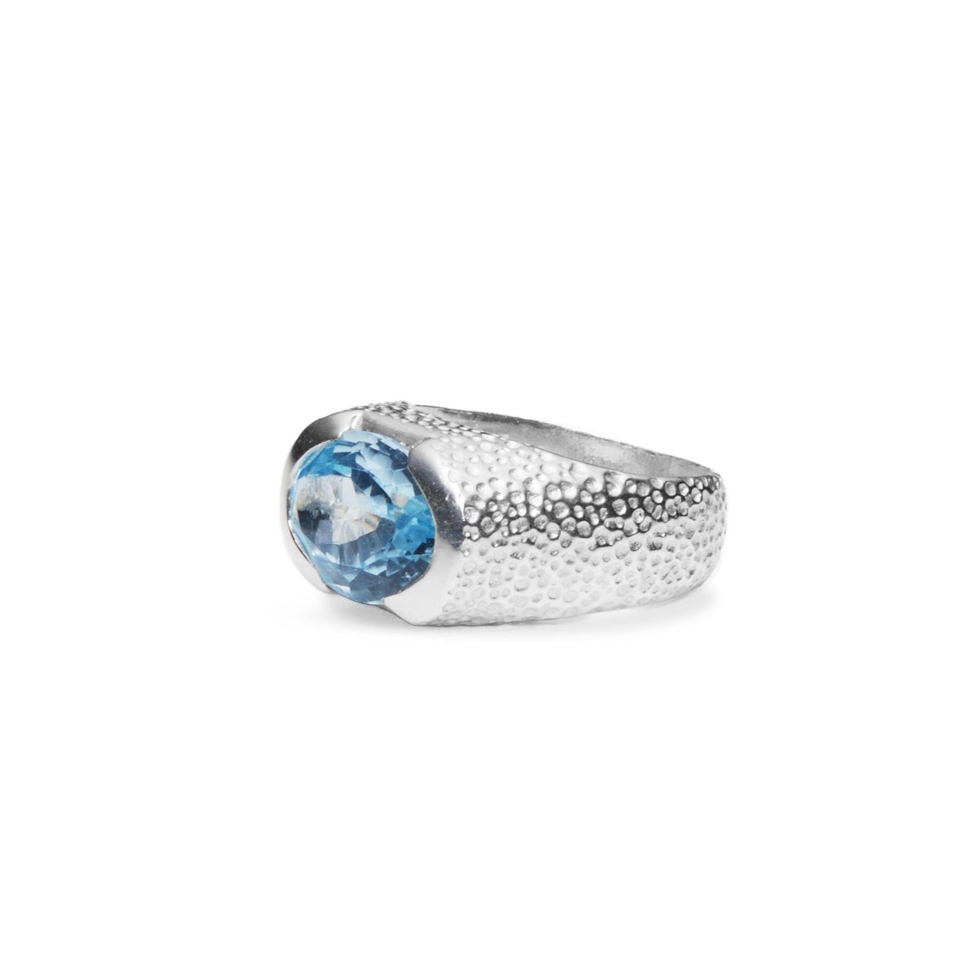 Blue topaz oval faceted clamp ring with hammered band side angle