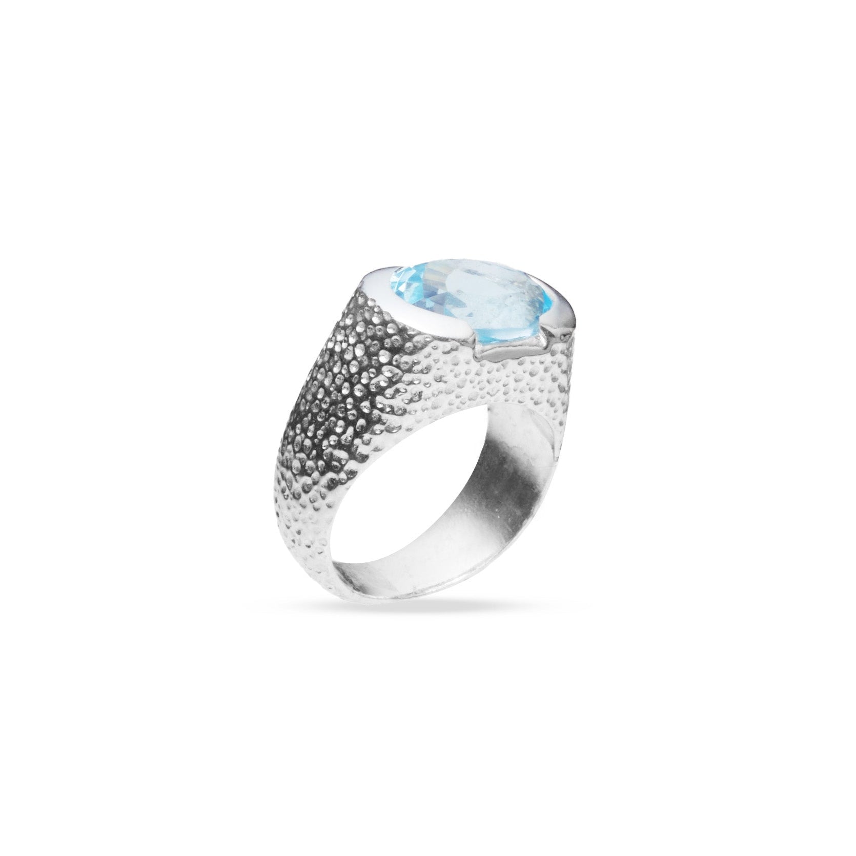 Blue topaz oval faceted clamp ring with hammered band under angle