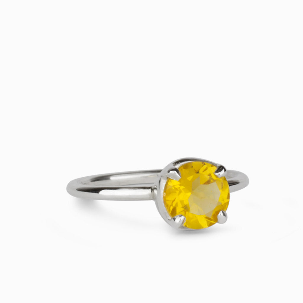 Round shape, claw set Citrine Ring