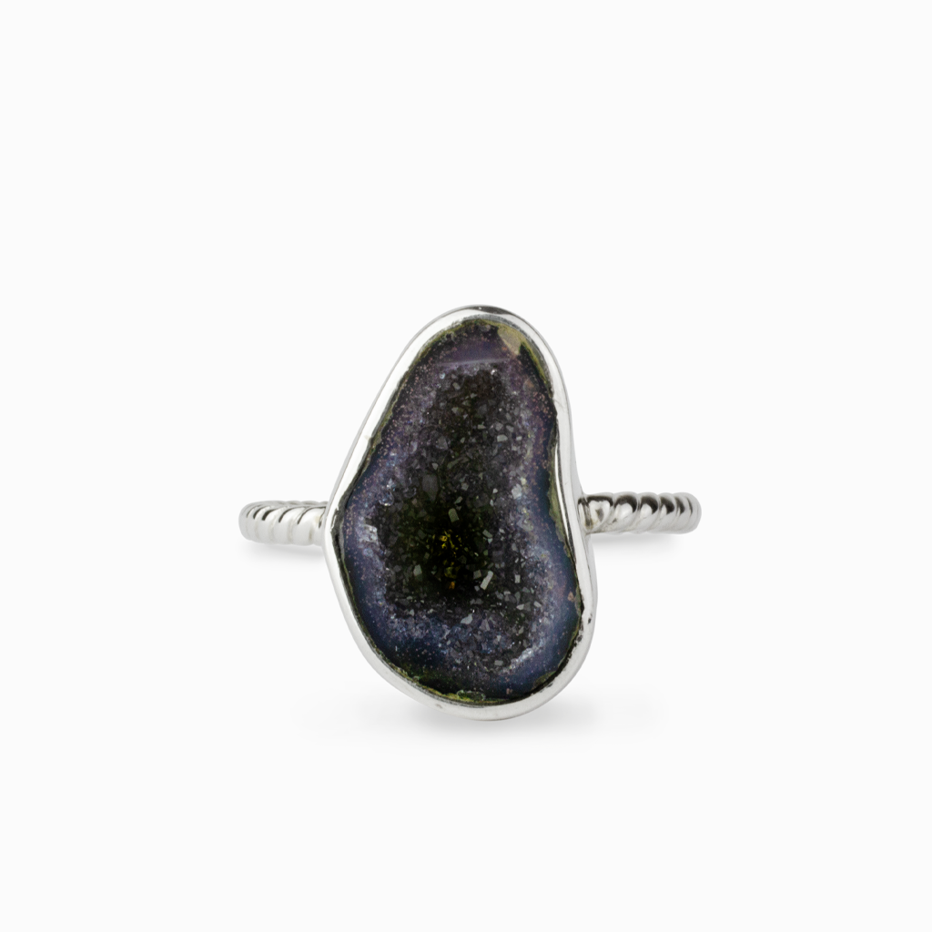 Agate geode ring, mixed shade of purple in a bezel setting with a twisted band