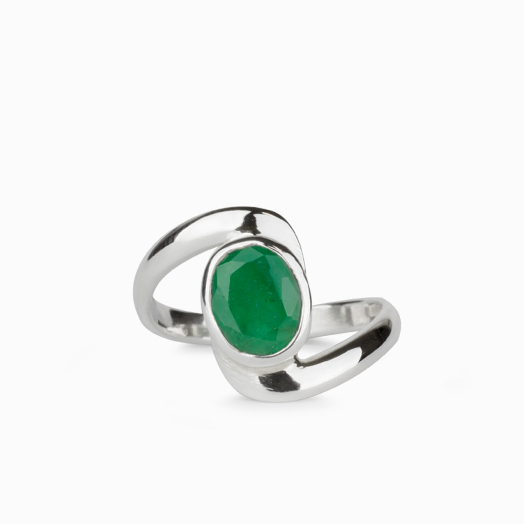 Oval shappe asymmetric band Emerald Ring